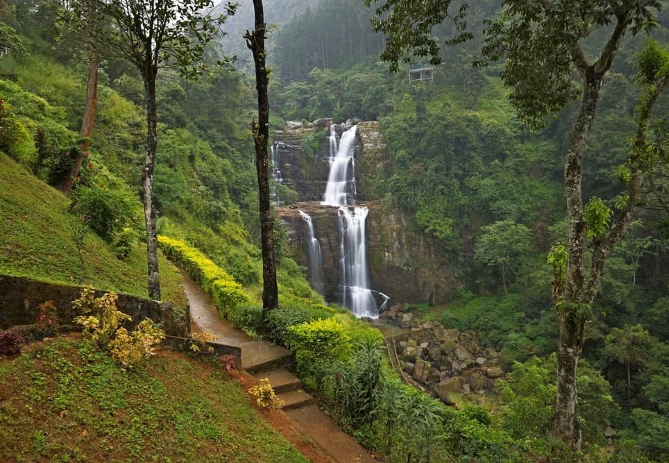 Ramboda Falls & Tea Country